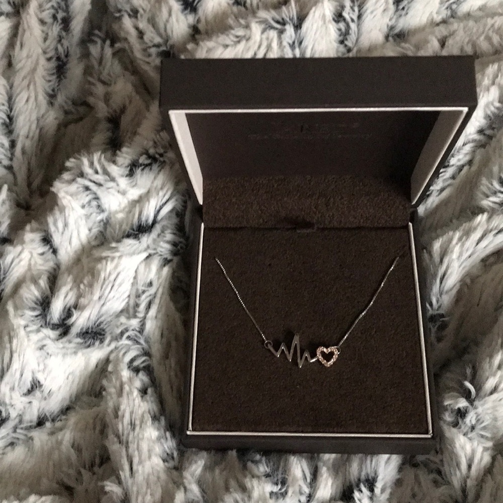 HOLIDAY SALE ✨ heart beat necklace